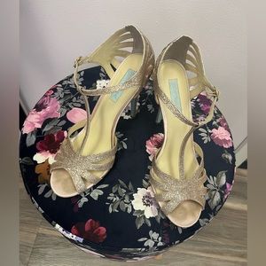 Blue by Betsey Johnson Gold Glitter sandals